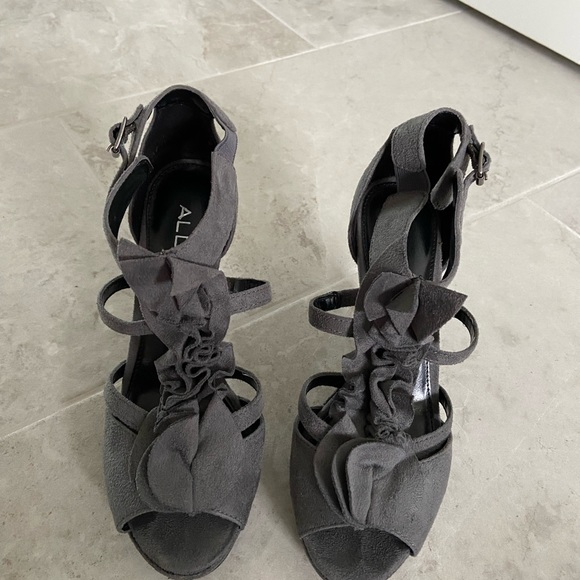 Grey Aldo heels. Size 7. - Picture 2 of 5